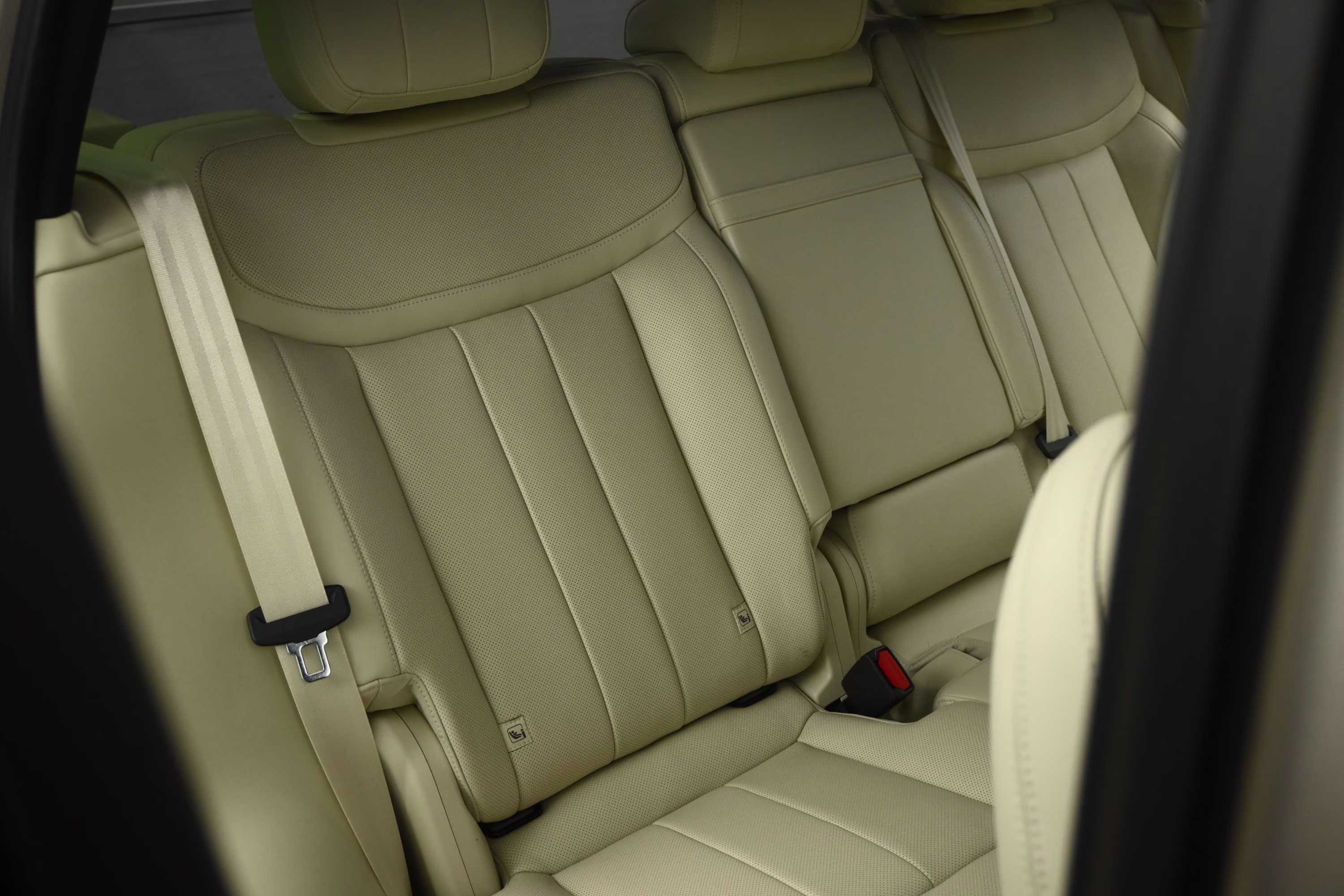 2023 Gold Land Rover Range Rover SE AWD SUV