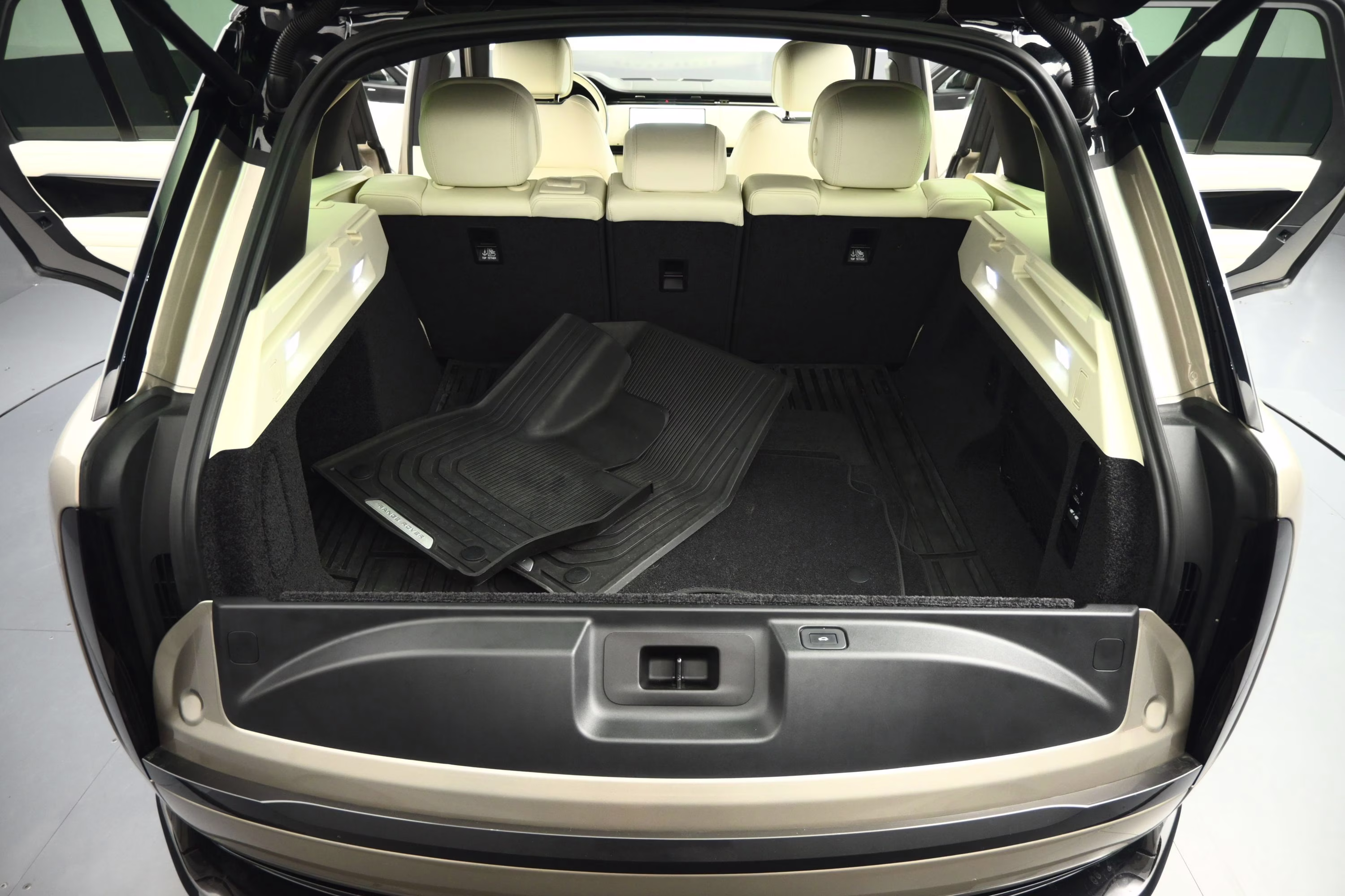 2023 Gold Land Rover Range Rover SE AWD SUV