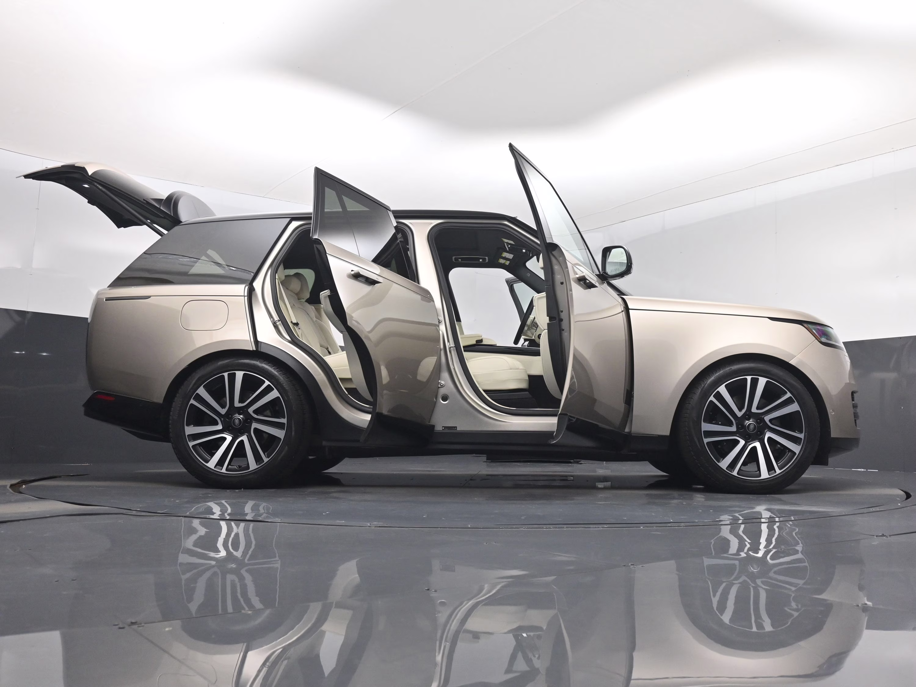 2023 Gold Land Rover Range Rover SE AWD SUV