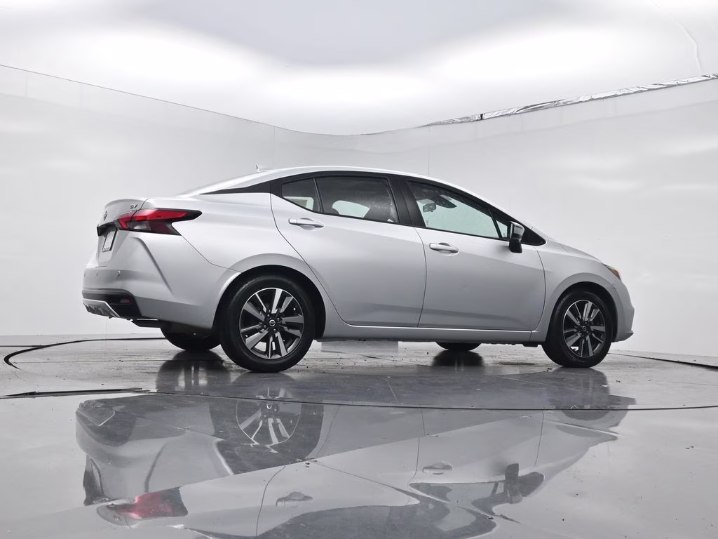2021 Brilliant Silver Metallic Nissan Versa 1.6 SV FWD Sedan