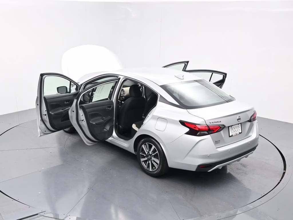 2021 Brilliant Silver Metallic Nissan Versa 1.6 SV FWD Sedan