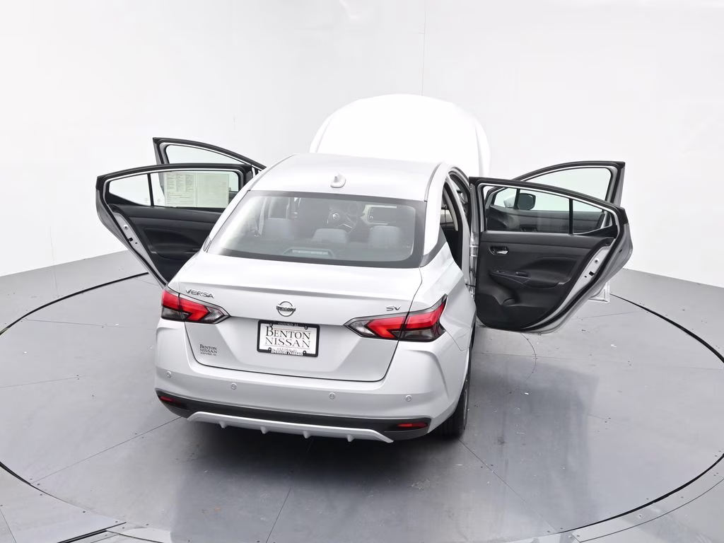 2021 Brilliant Silver Metallic Nissan Versa 1.6 SV FWD Sedan
