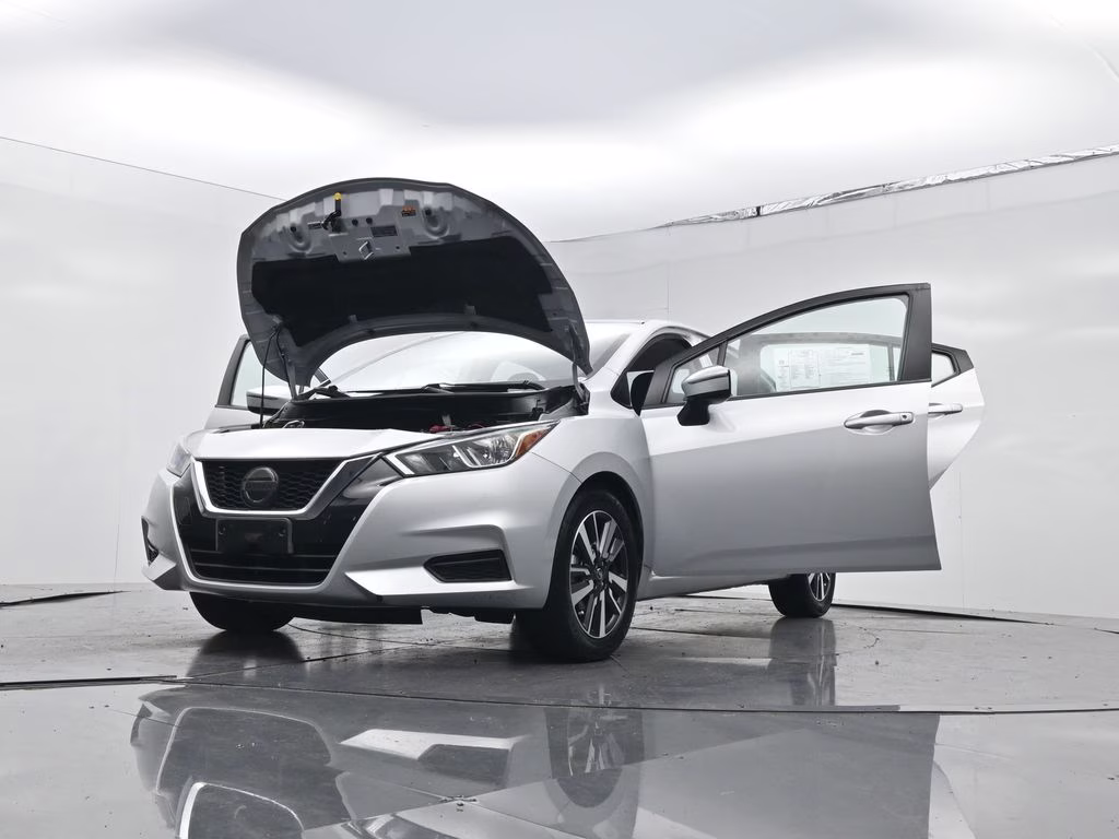 2021 Brilliant Silver Metallic Nissan Versa 1.6 SV FWD Sedan