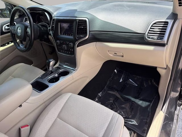 2020 Diamond Black Crystal Pearlcoat Jeep Grand Cherokee Laredo E RWD SUV
