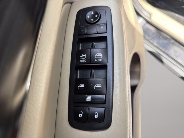 2020 Diamond Black Crystal Pearlcoat Jeep Grand Cherokee Laredo E RWD SUV