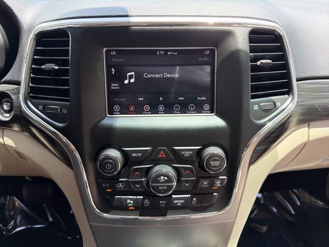 2020 Diamond Black Crystal Pearlcoat Jeep Grand Cherokee Laredo E RWD SUV