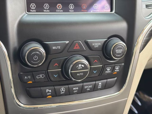 2020 Diamond Black Crystal Pearlcoat Jeep Grand Cherokee Laredo E RWD SUV