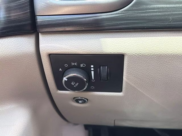 2020 Diamond Black Crystal Pearlcoat Jeep Grand Cherokee Laredo E RWD SUV