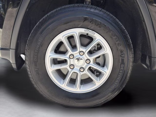 2020 Diamond Black Crystal Pearlcoat Jeep Grand Cherokee Laredo E RWD SUV
