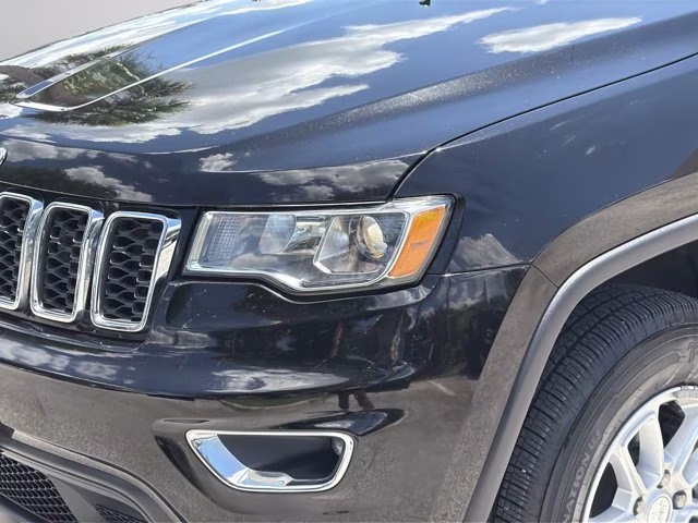 2020 Diamond Black Crystal Pearlcoat Jeep Grand Cherokee Laredo E RWD SUV