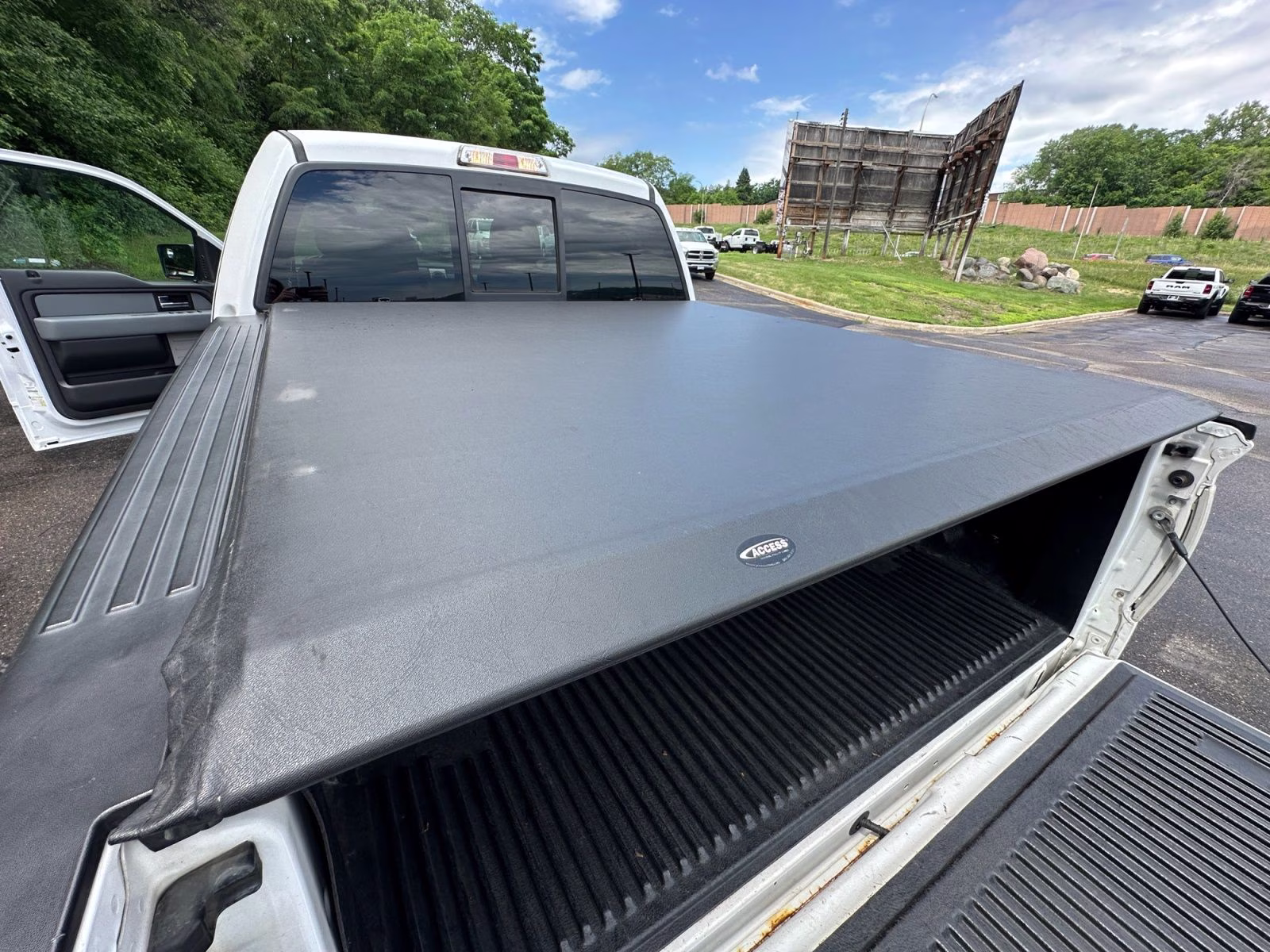 2014 Oxford White Ford F-150 XLT 4X4 Truck
