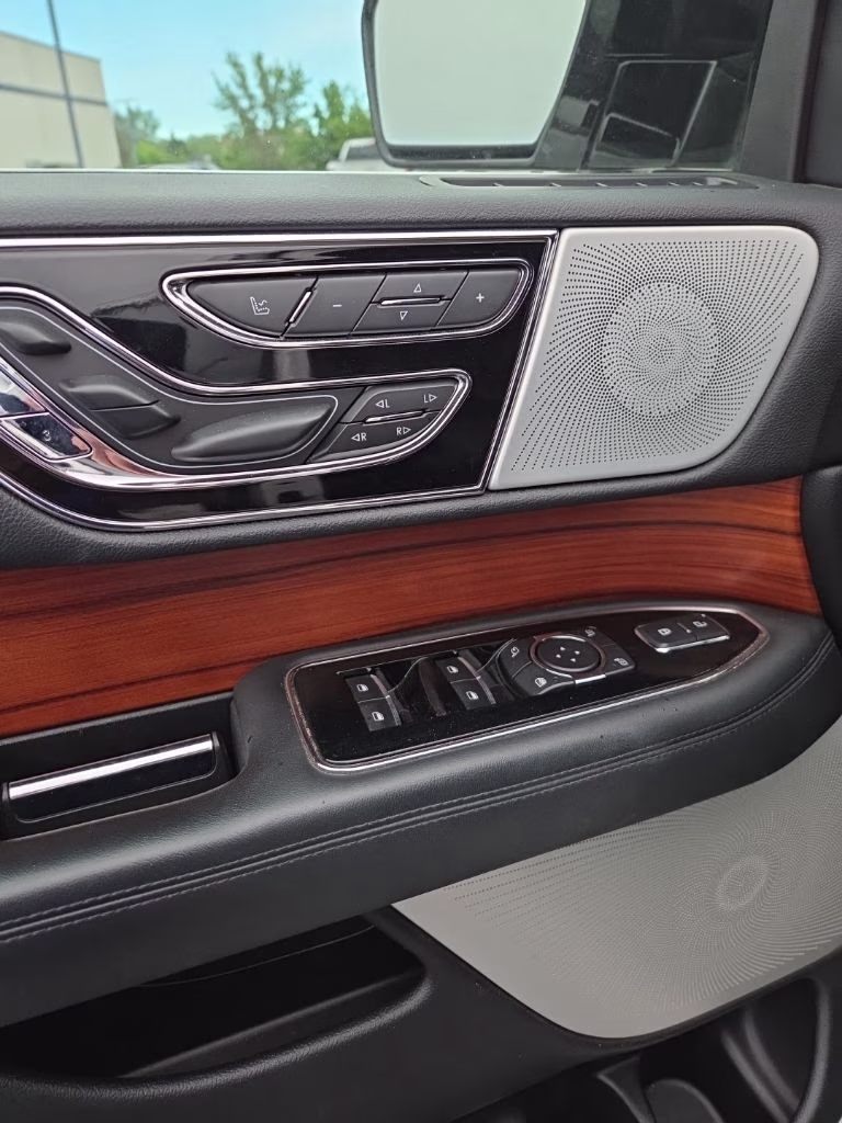 2019 White Platinum Clearcoat Metallic Lincoln Navigator L Reserve w/HD Tow Pkg & Panoramic Roof 4X4 SUV