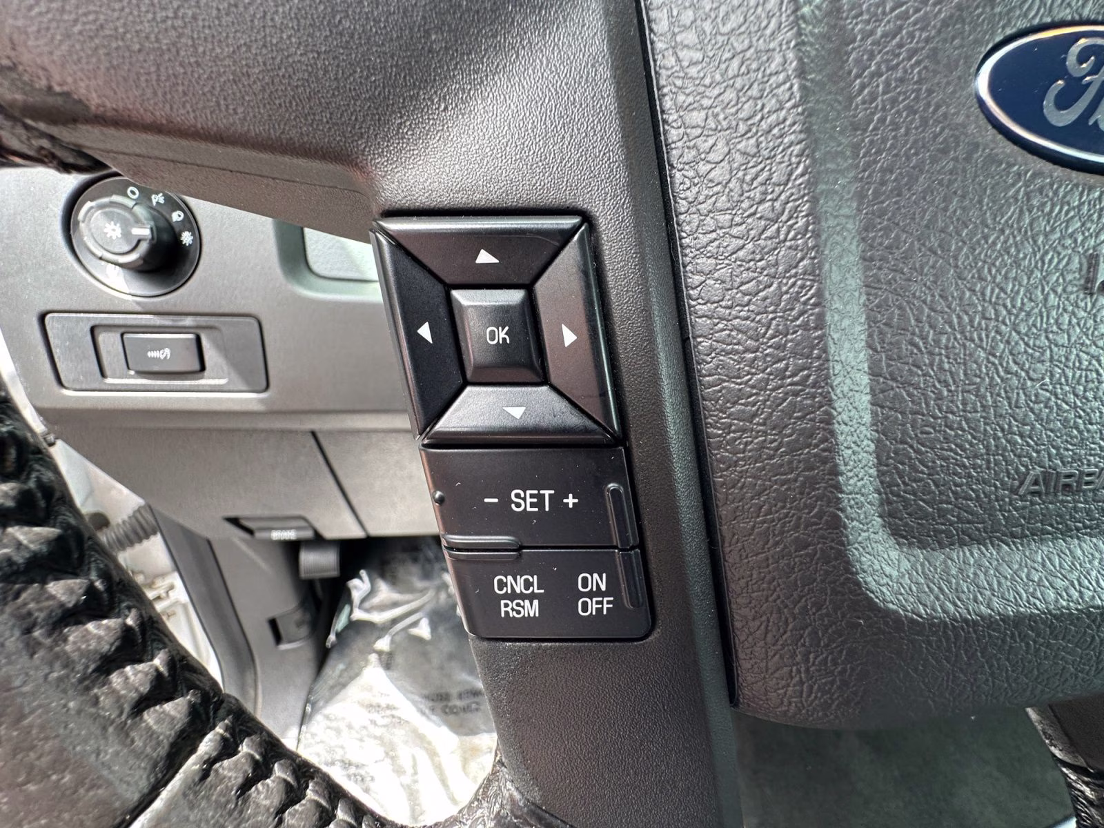 2014 Oxford White Ford F-150 XLT 4X4 Truck
