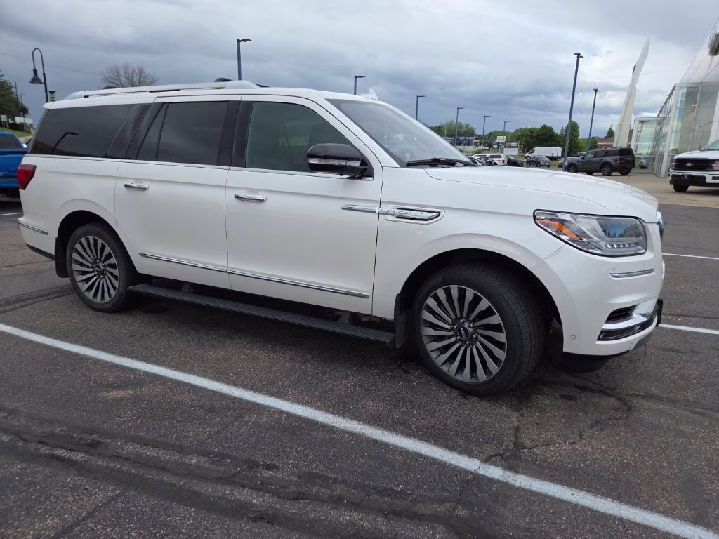 2019 White Platinum Clearcoat Metallic Lincoln Navigator L Reserve w/HD Tow Pkg & Panoramic Roof 4X4 SUV