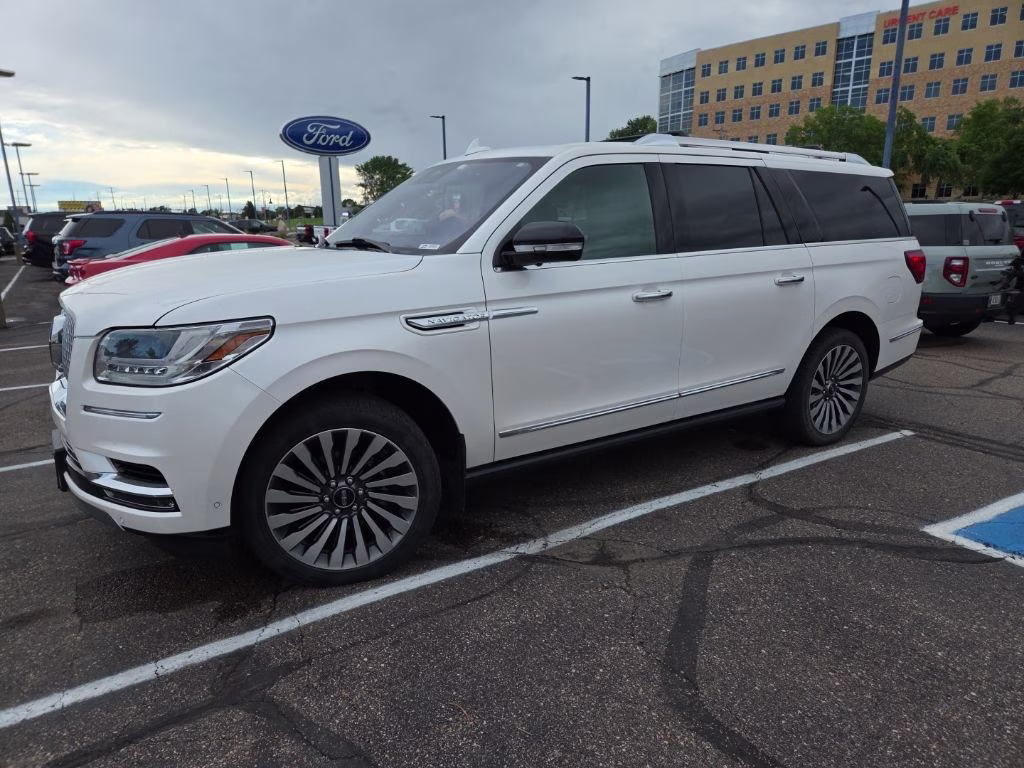 2019 White Platinum Clearcoat Metallic Lincoln Navigator L Reserve w/HD Tow Pkg & Panoramic Roof 4X4 SUV