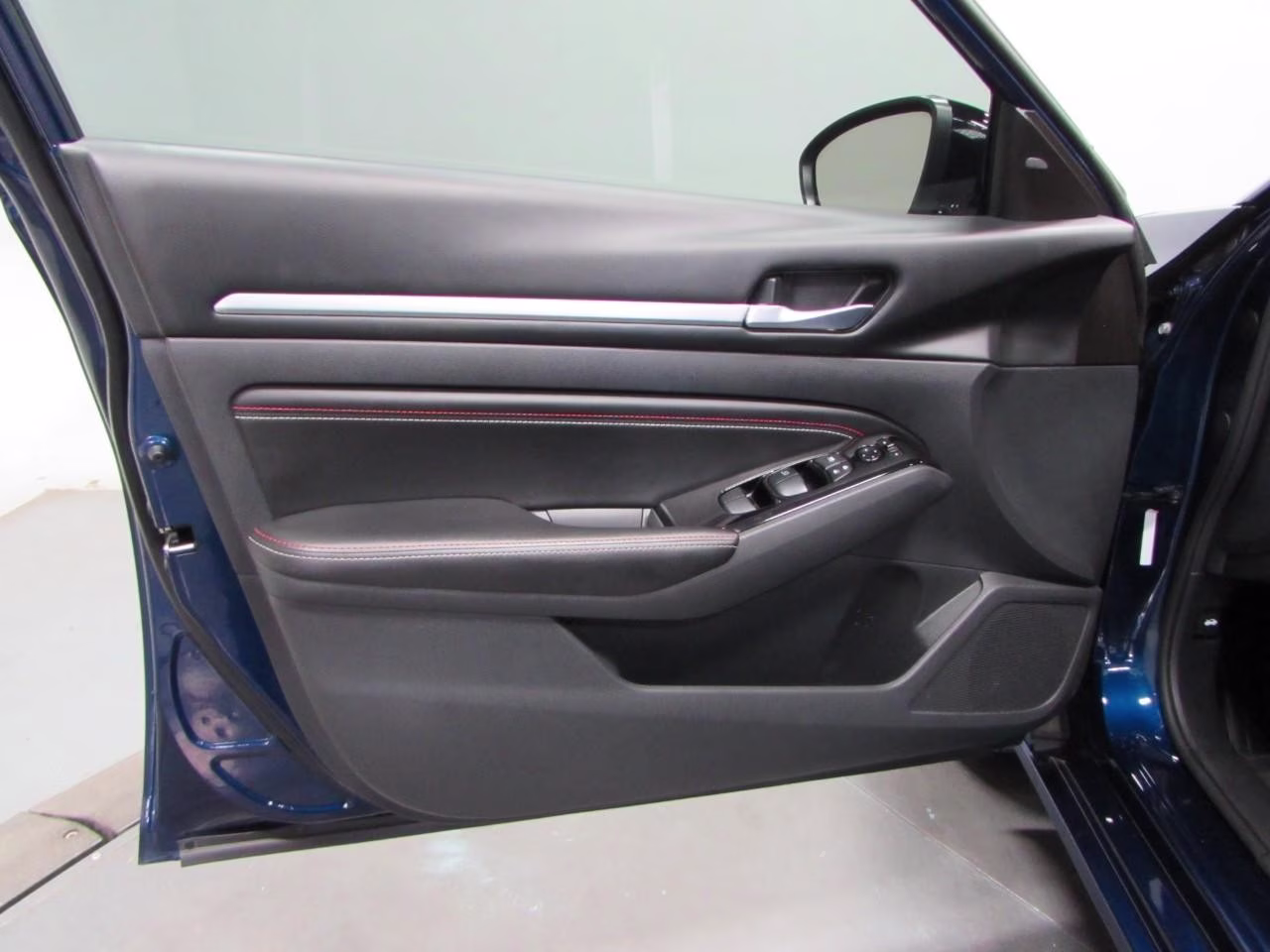 2023 Deep Blue Pearl Nissan Altima 2.5 SR FWD Sedan