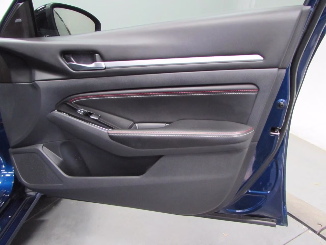 2023 Deep Blue Pearl Nissan Altima 2.5 SR FWD Sedan