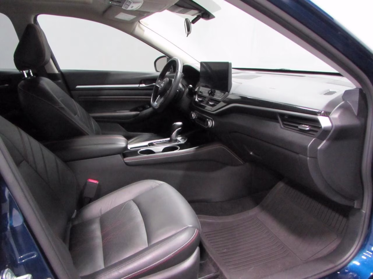 2023 Deep Blue Pearl Nissan Altima 2.5 SR FWD Sedan
