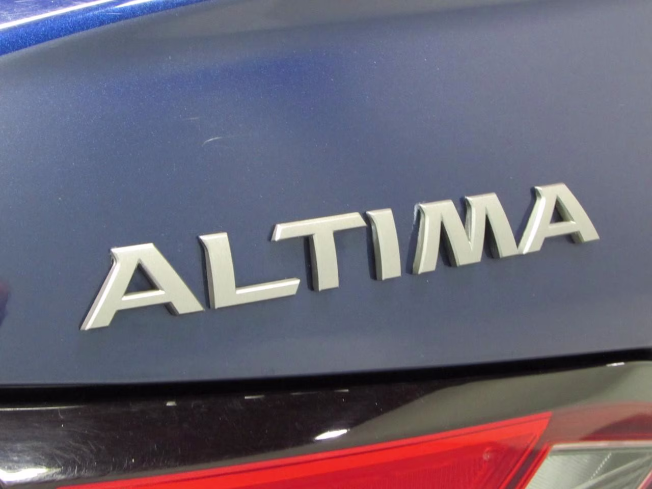 2023 Deep Blue Pearl Nissan Altima 2.5 SR FWD Sedan