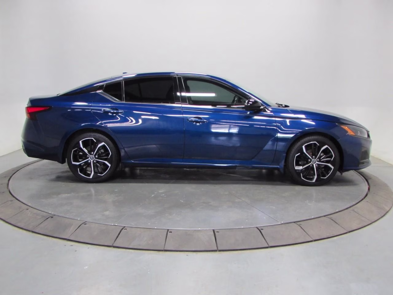 2023 Deep Blue Pearl Nissan Altima 2.5 SR FWD Sedan