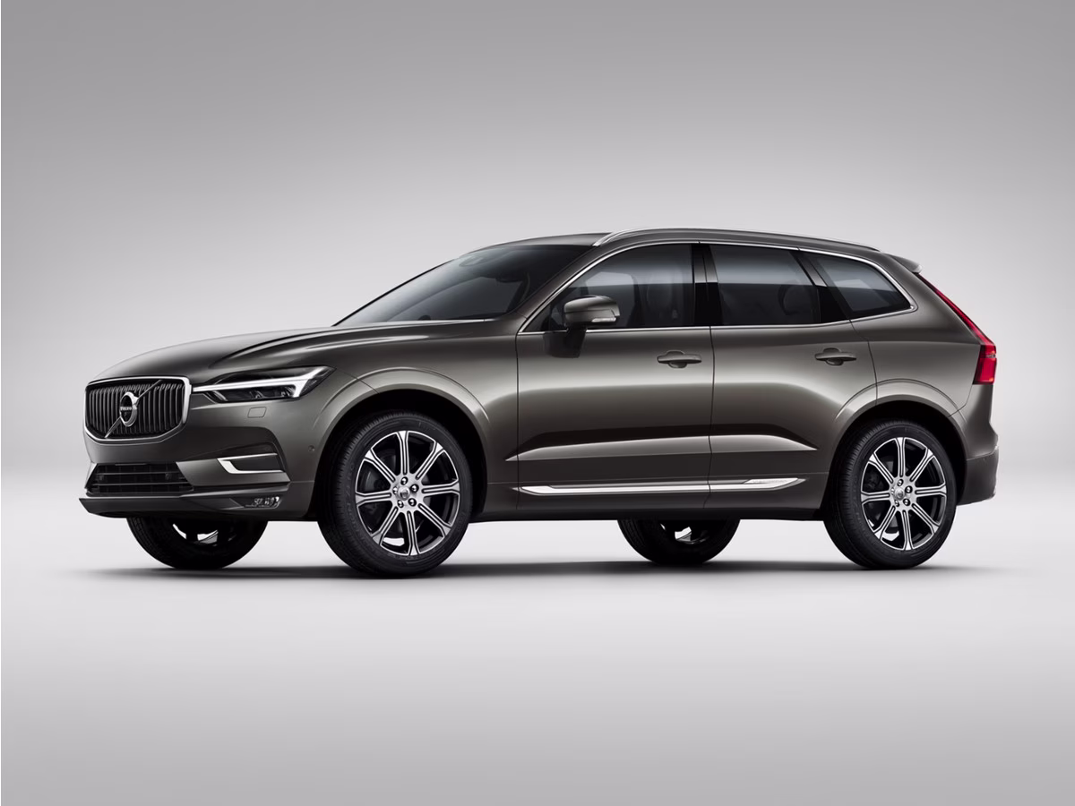 2018 White Volvo XC60 T5 Momentum AWD SUV