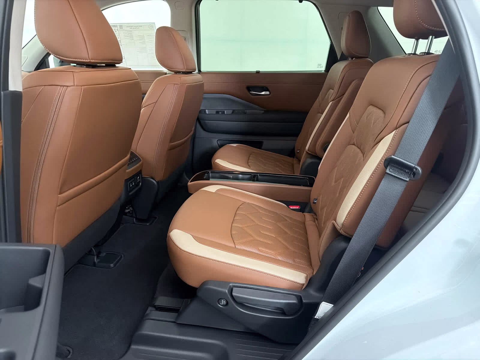2026 Everest White Pearl Tricoat Nissan Pathfinder Platinum FWD SUV