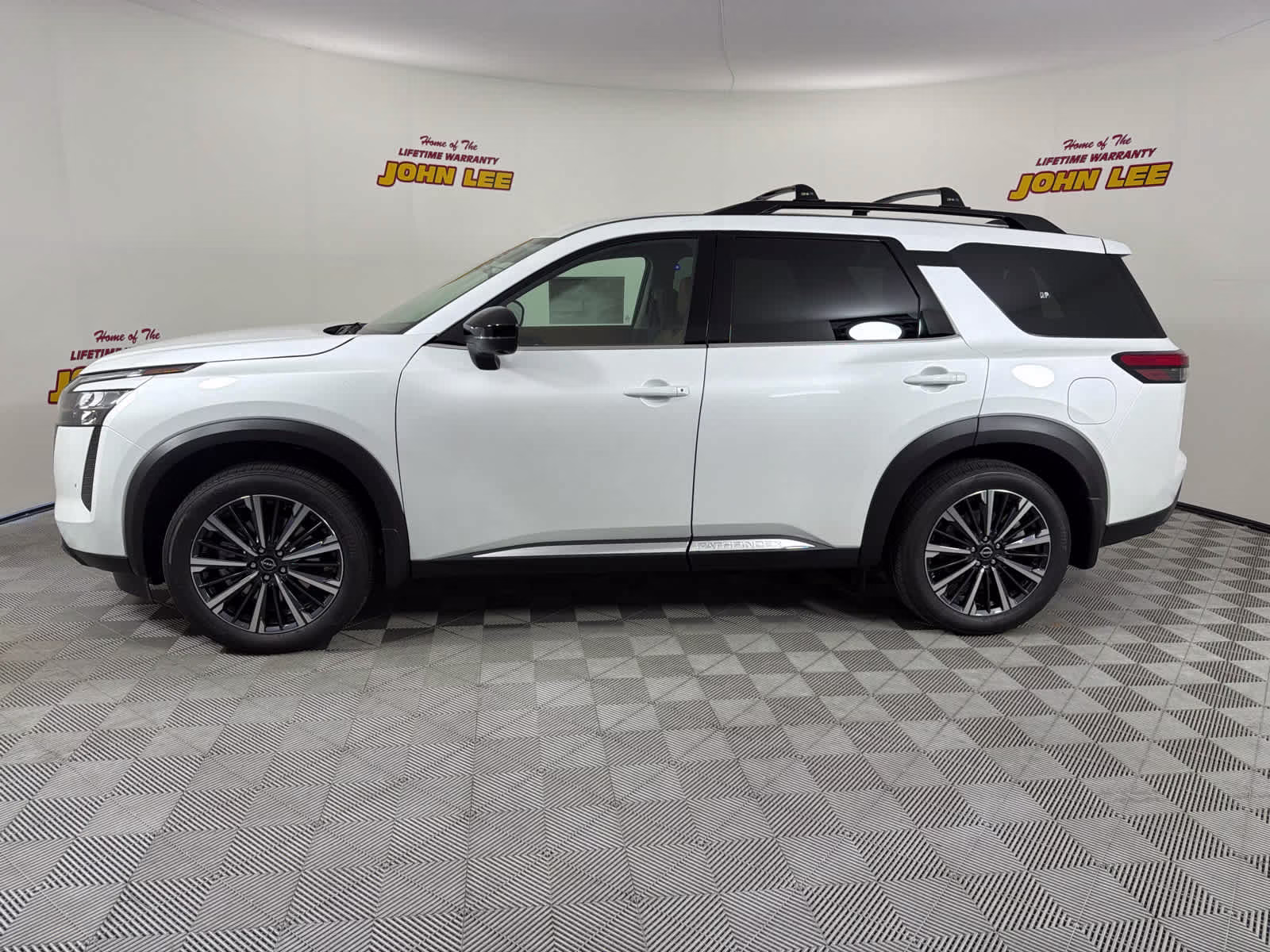 2026 Everest White Pearl Tricoat Nissan Pathfinder Platinum FWD SUV