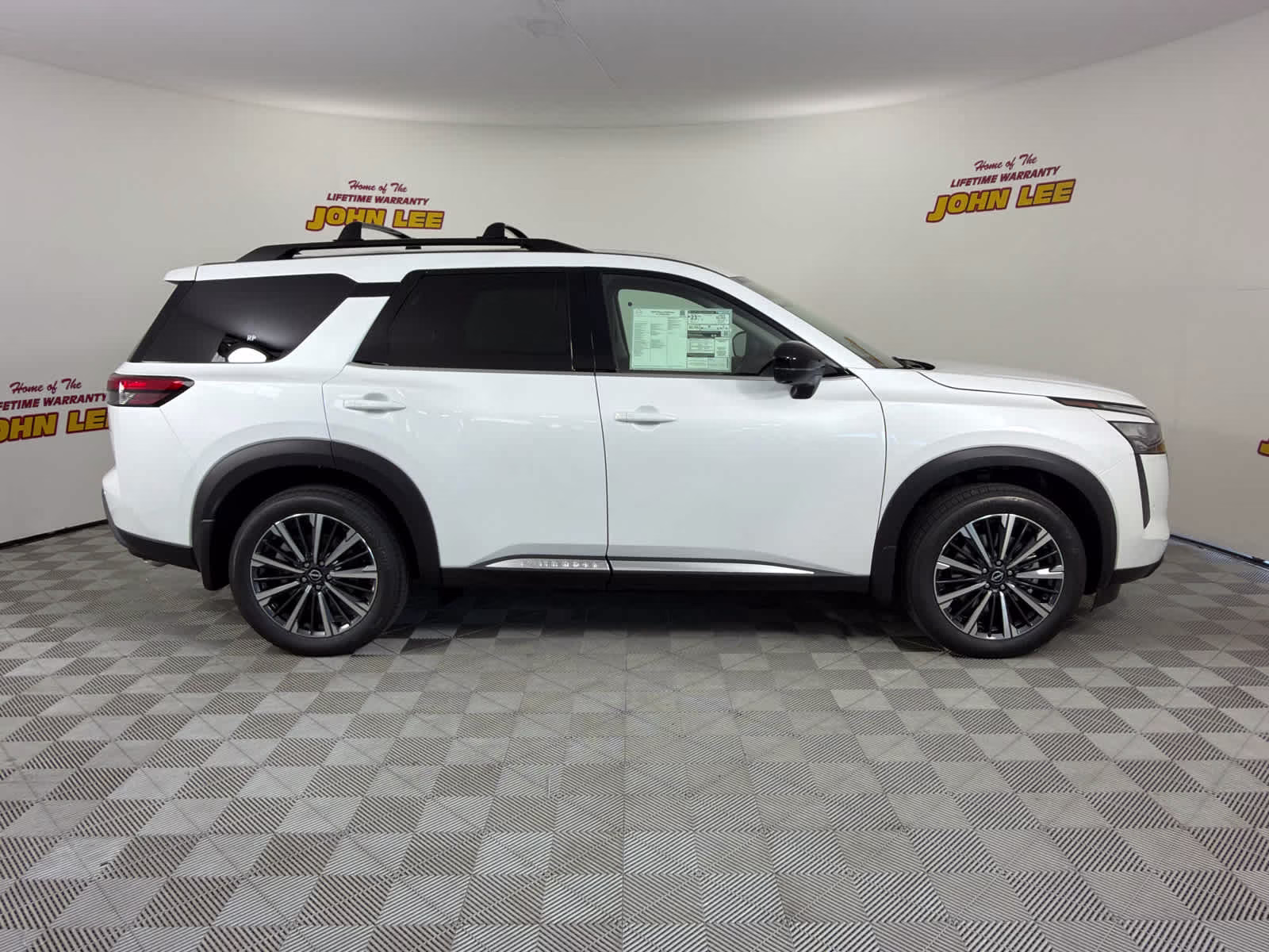 2026 Everest White Pearl Tricoat Nissan Pathfinder Platinum FWD SUV