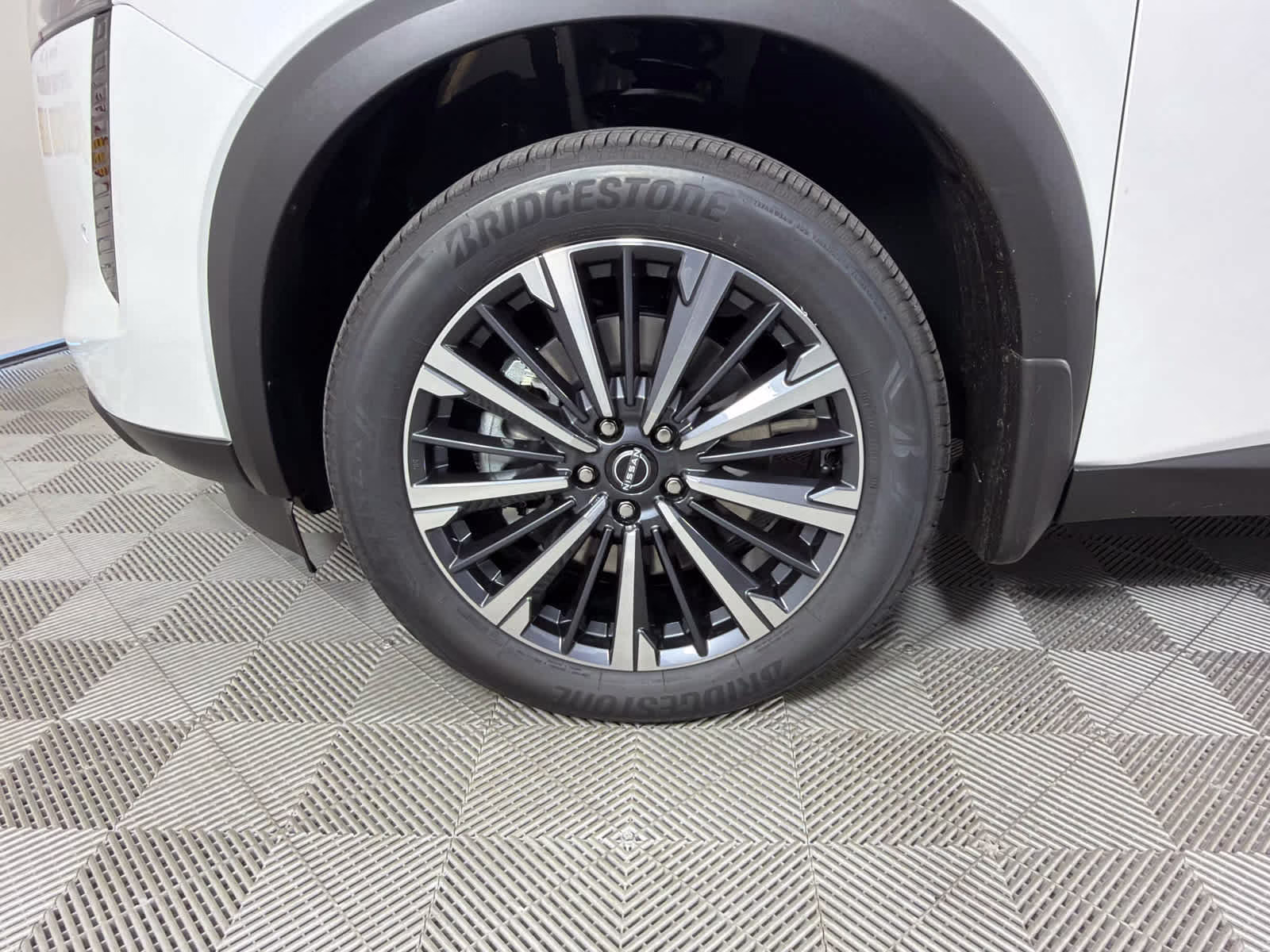 2026 Everest White Pearl Tricoat Nissan Pathfinder Platinum FWD SUV