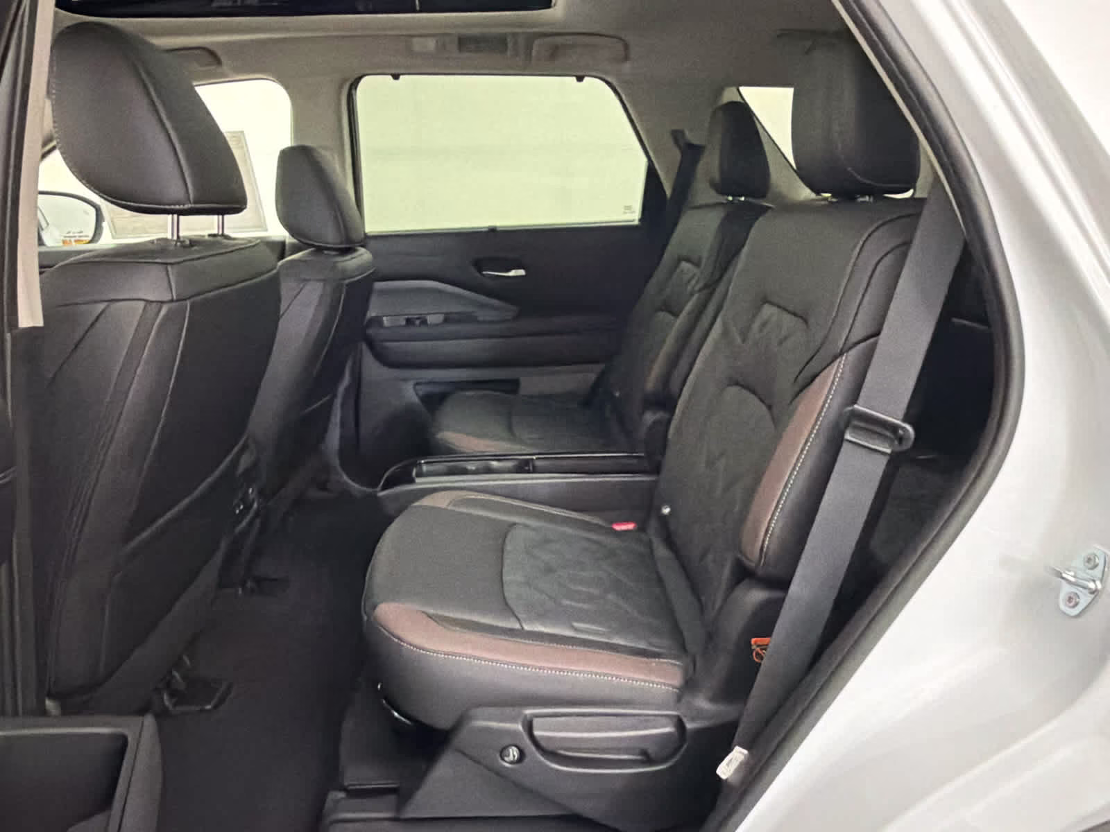 2026 Everest White Pearl Tricoat Nissan Pathfinder Platinum FWD SUV