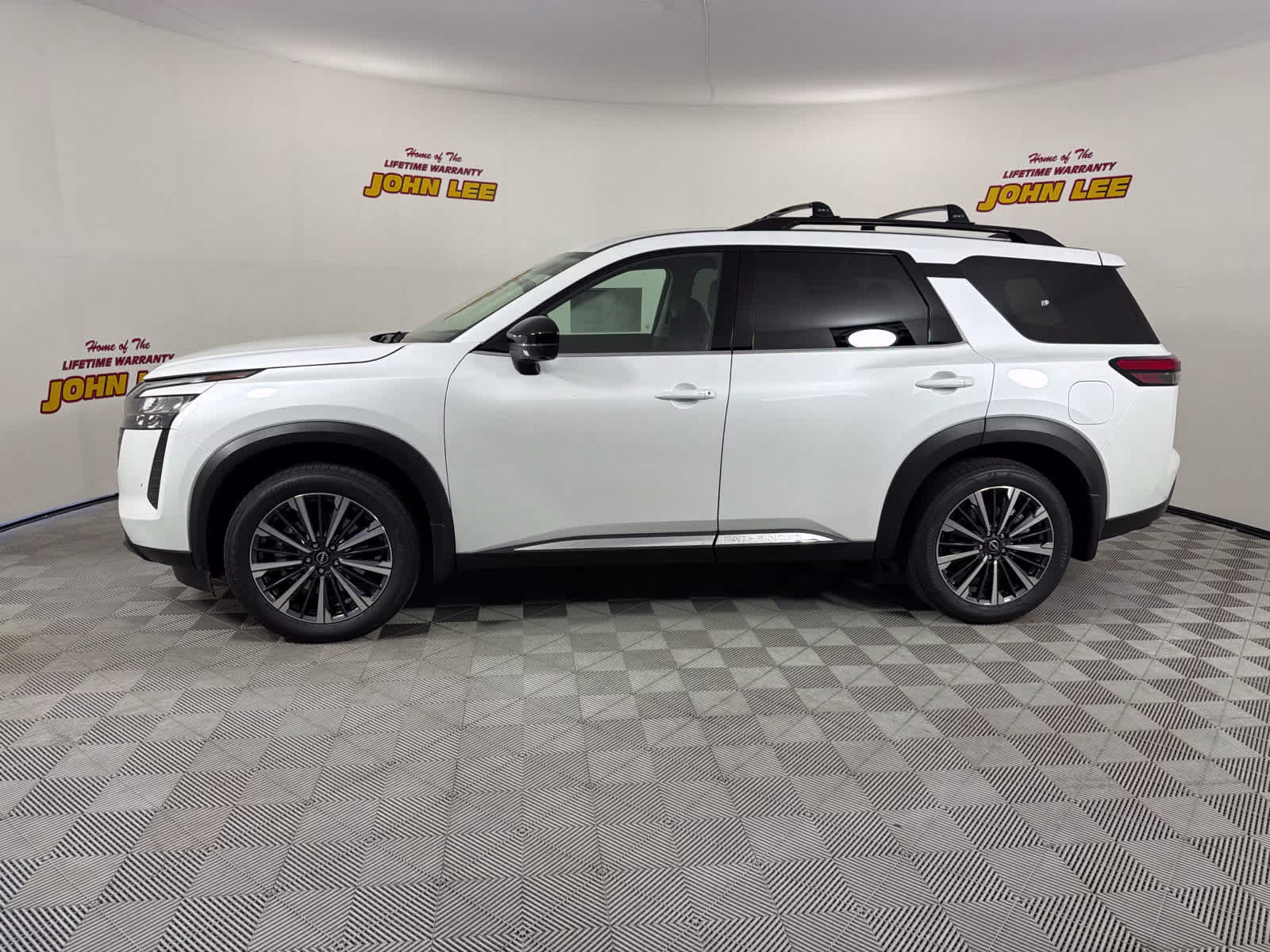 2026 Everest White Pearl Tricoat Nissan Pathfinder Platinum FWD SUV