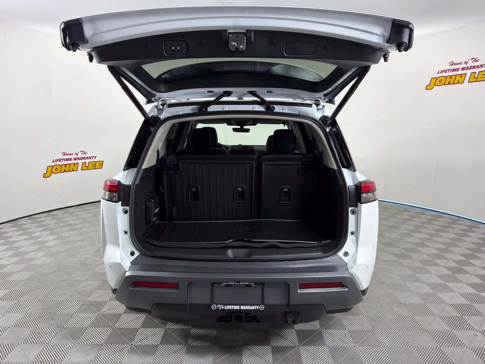 2026 Everest White Pearl Tricoat Nissan Pathfinder Platinum FWD SUV
