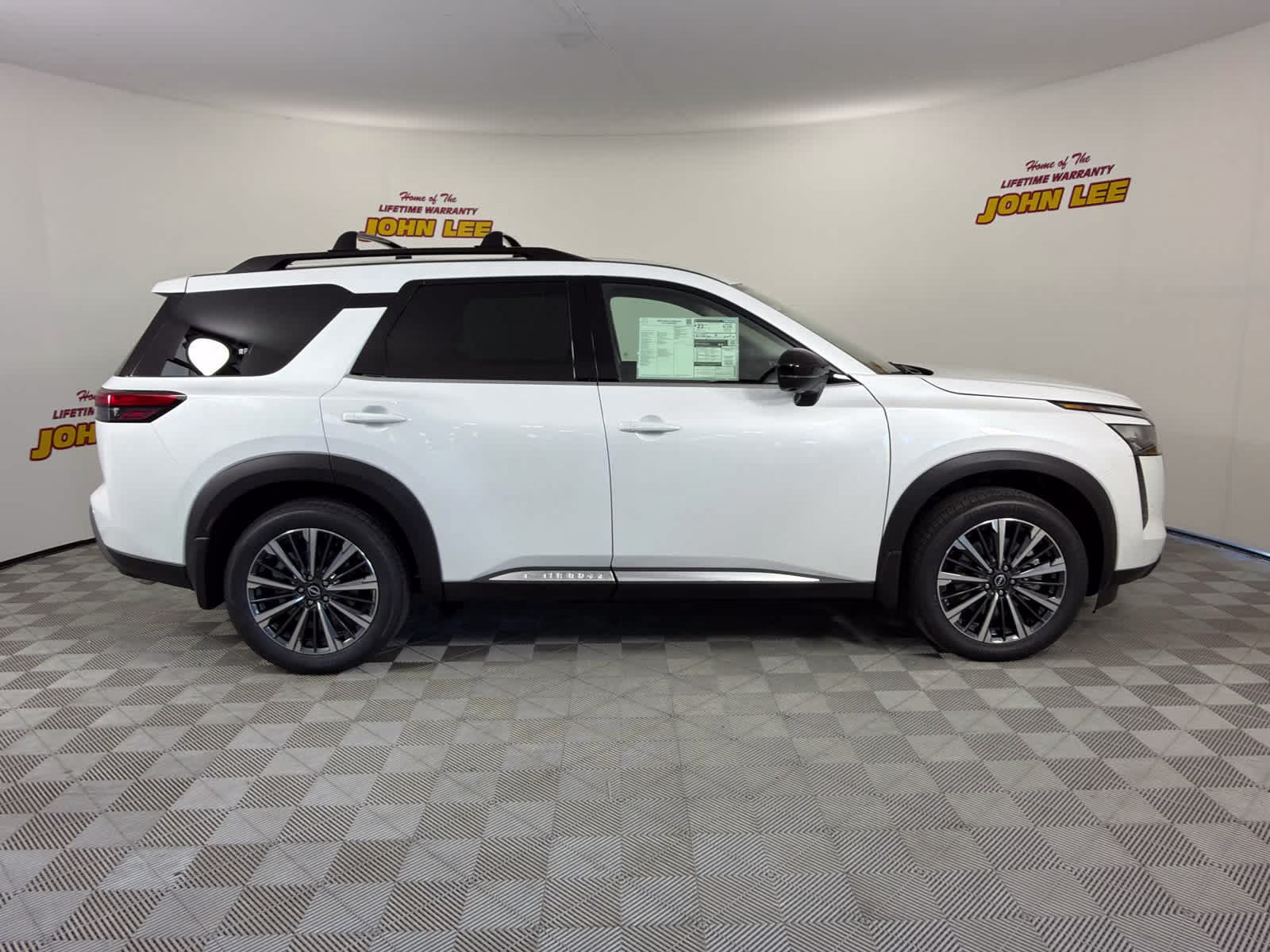 2026 Everest White Pearl Tricoat Nissan Pathfinder Platinum FWD SUV