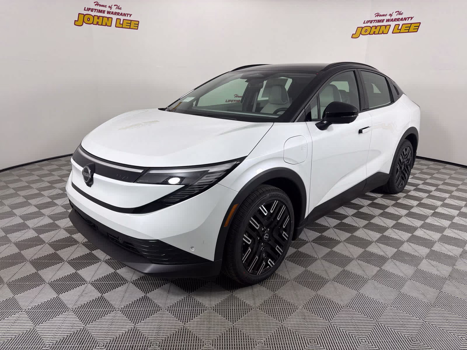 2026 Everest White Pearl Tricoat/Black Nissan LEAF PLATINUM+ FWD SUV