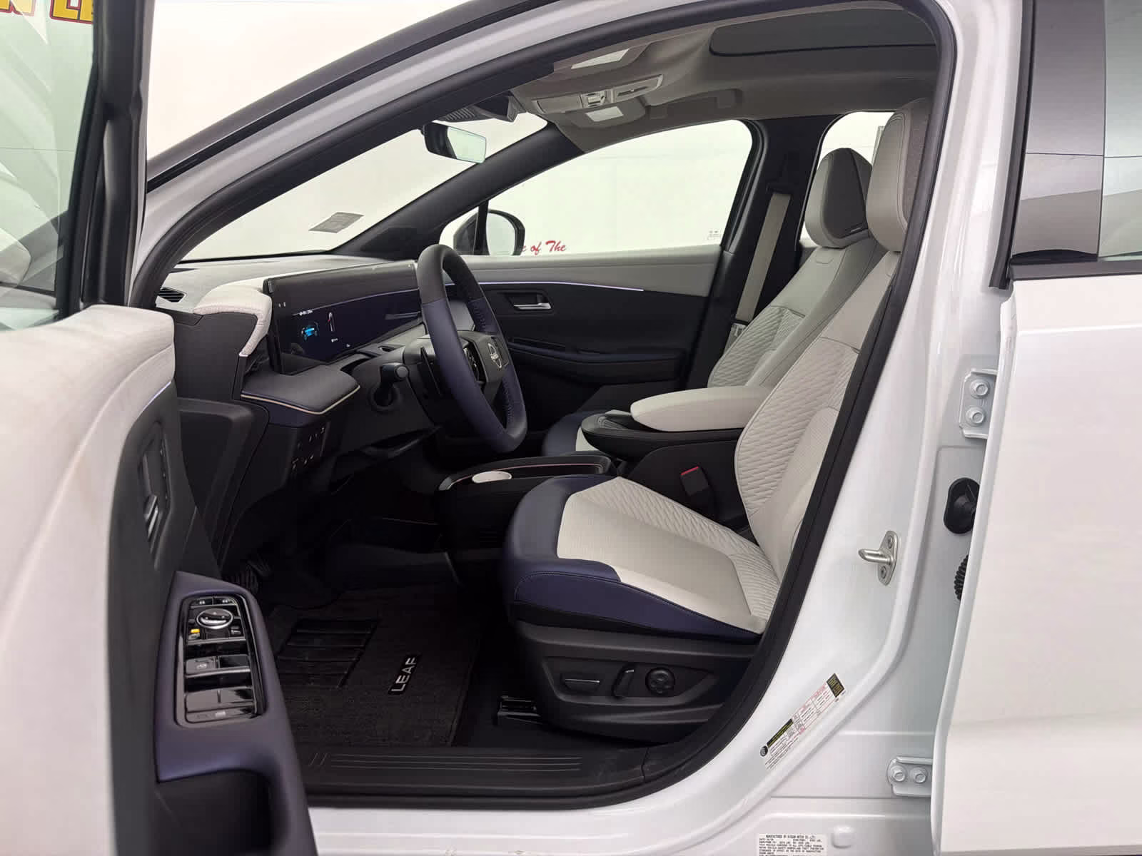 2026 Everest White Pearl Tricoat/Black Nissan LEAF PLATINUM+ FWD SUV