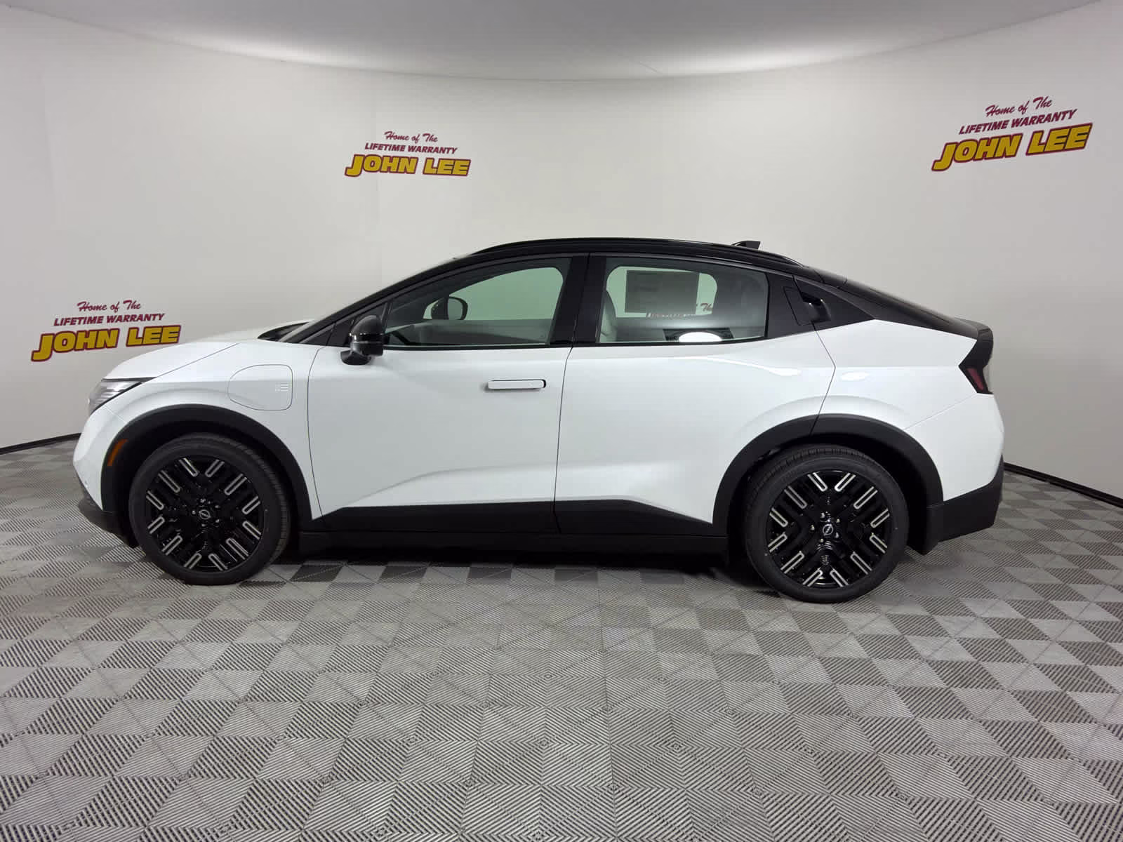 2026 Everest White Pearl Tricoat/Black Nissan LEAF PLATINUM+ FWD SUV