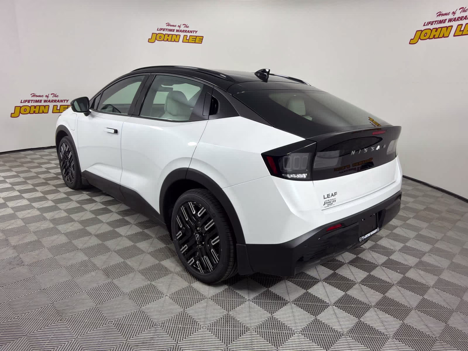 2026 Everest White Pearl Tricoat/Black Nissan LEAF PLATINUM+ FWD SUV