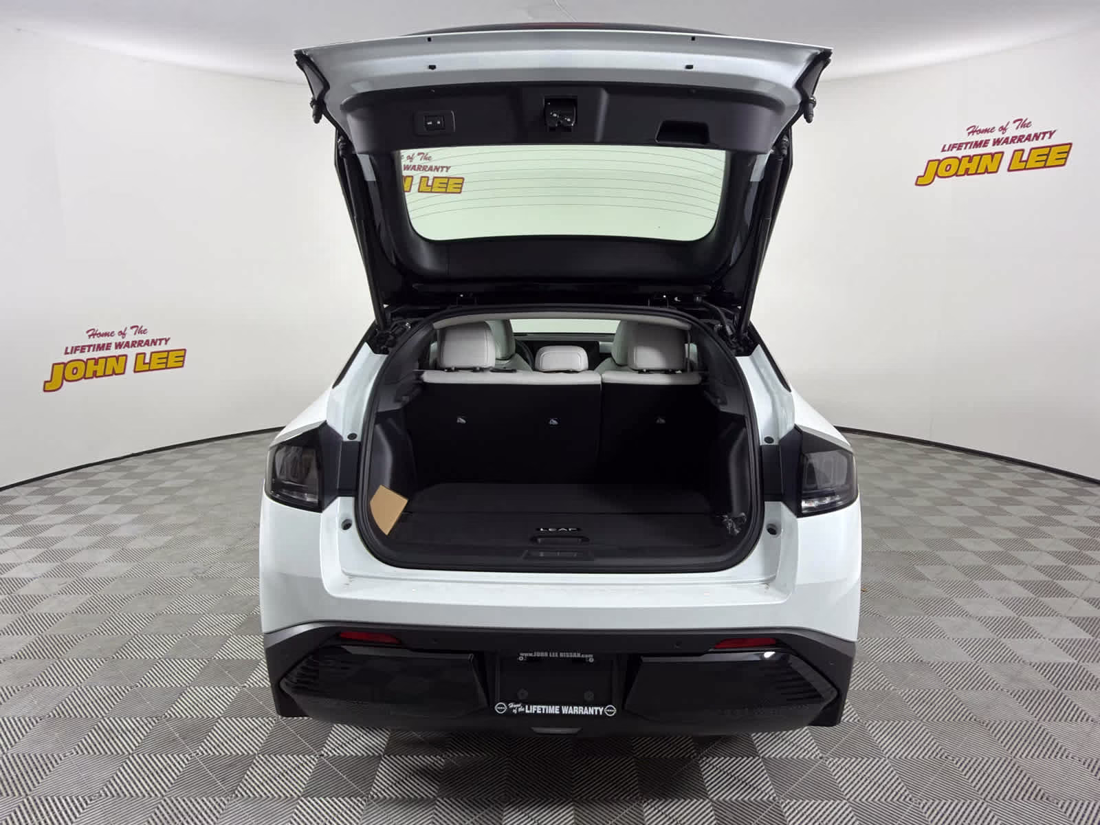 2026 Everest White Pearl Tricoat/Black Nissan LEAF PLATINUM+ FWD SUV
