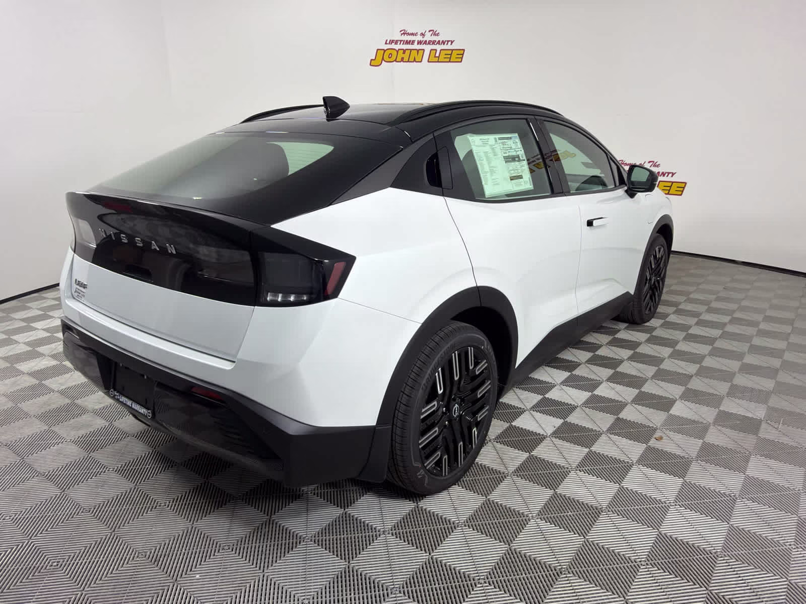 2026 Everest White Pearl Tricoat/Black Nissan LEAF PLATINUM+ FWD SUV