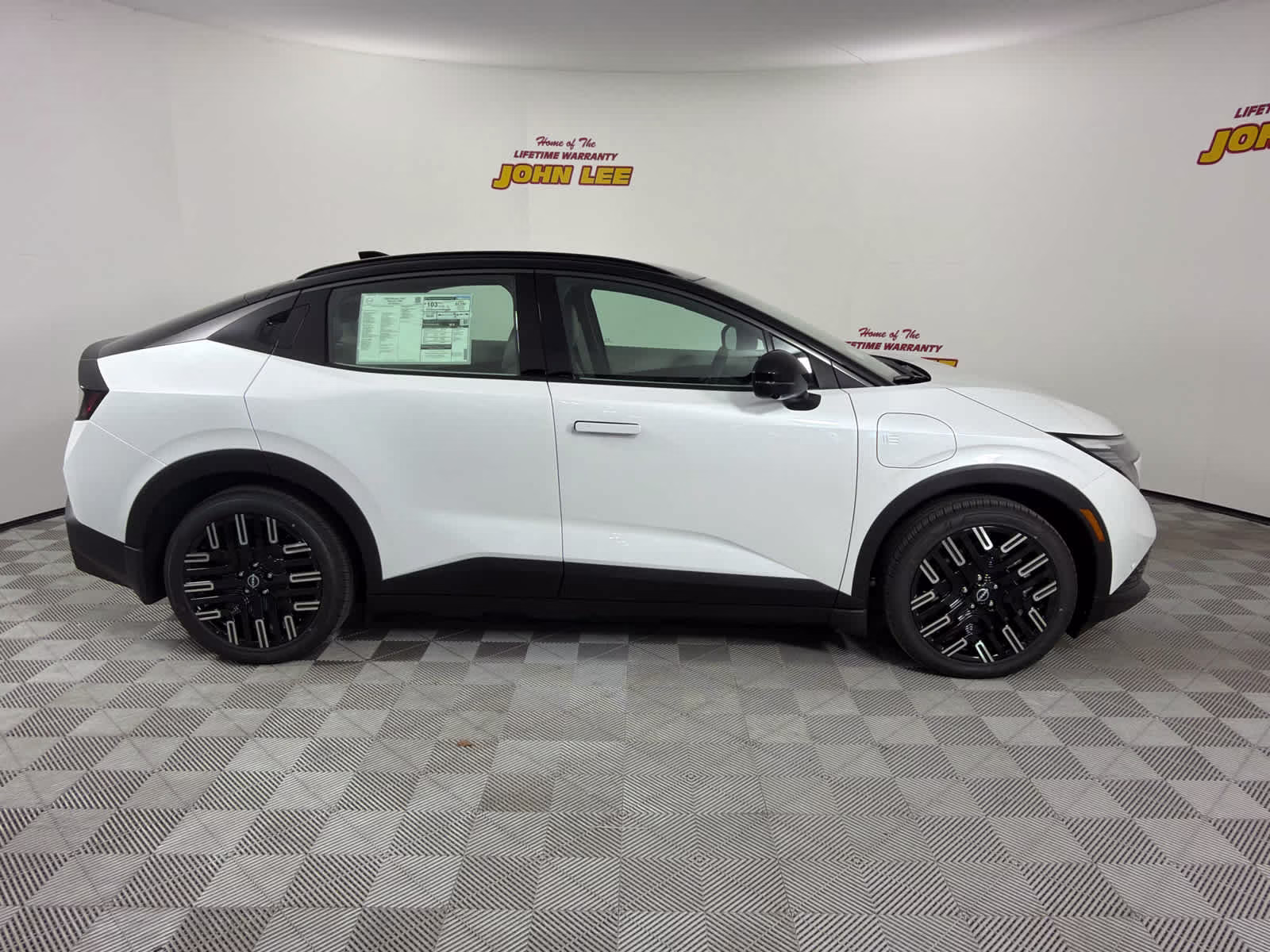 2026 Everest White Pearl Tricoat/Black Nissan LEAF PLATINUM+ FWD SUV