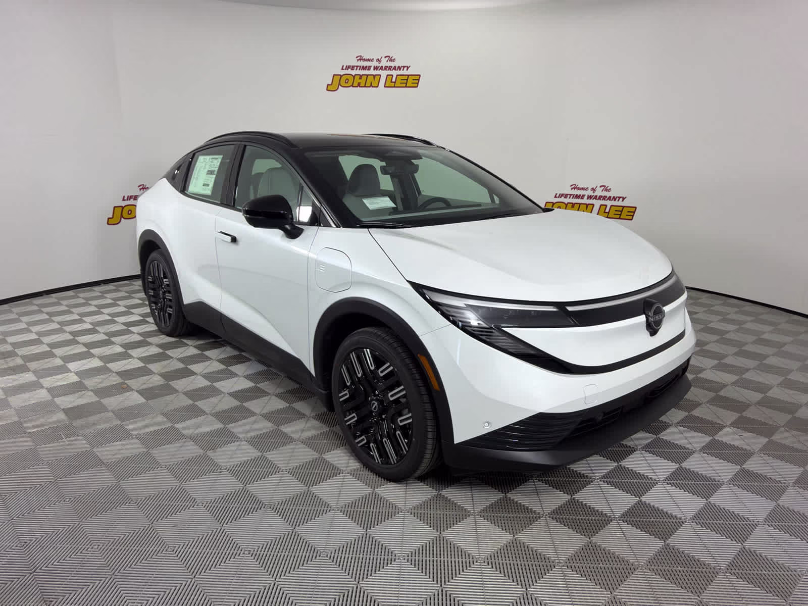2026 Everest White Pearl Tricoat/Black Nissan LEAF PLATINUM+ FWD SUV