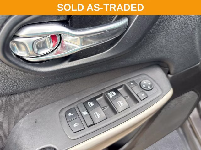 2018 Crystal Metallic Jeep Cherokee Latitude FWD SUV