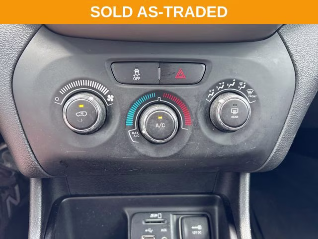2018 Crystal Metallic Jeep Cherokee Latitude FWD SUV