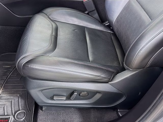2022 Gray Metallic Ford Explorer Platinum RWD SUV