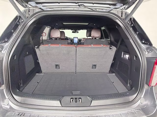 2022 Gray Metallic Ford Explorer Platinum RWD SUV