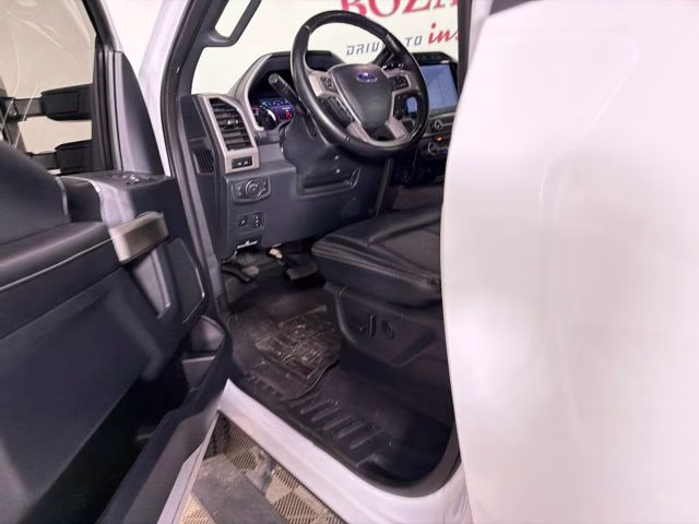 2022 Oxford White Ford Super Duty F-250 SRW Lariat 4X4 Truck