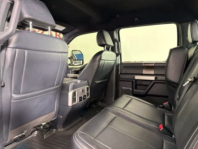 2022 Oxford White Ford Super Duty F-250 SRW Lariat 4X4 Truck