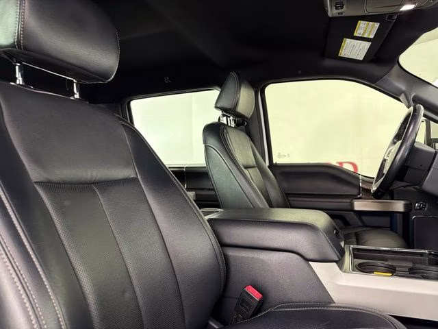 2022 Oxford White Ford Super Duty F-250 SRW Lariat 4X4 Truck