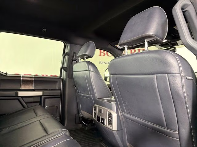 2022 Oxford White Ford Super Duty F-250 SRW Lariat 4X4 Truck