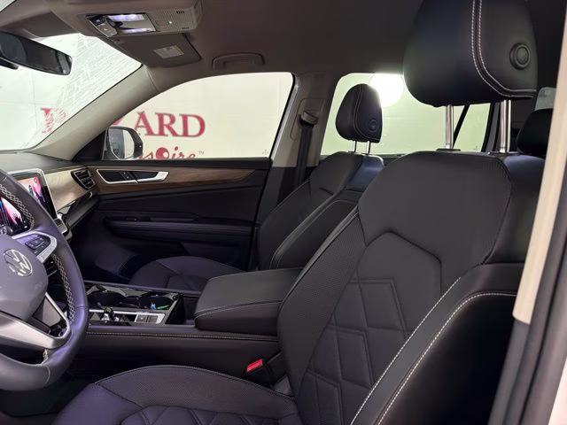 2024 Pure White Volkswagen Atlas 2.0T SE w/Technology FWD SUV